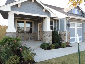 19 Gated luxury golf course Townhomes in Yukon, OK - Building Photo - Building Photo