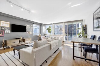 30 E Elm St in Chicago, IL - Building Photo - Building Photo
