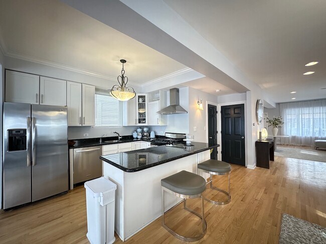 4142 N Maplewood Ave, Unit K09J in Chicago, IL - Building Photo - Building Photo