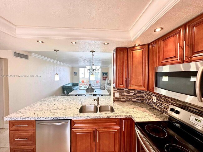 500 NE 12th Ave in Hallandale Beach, FL - Building Photo - Building Photo