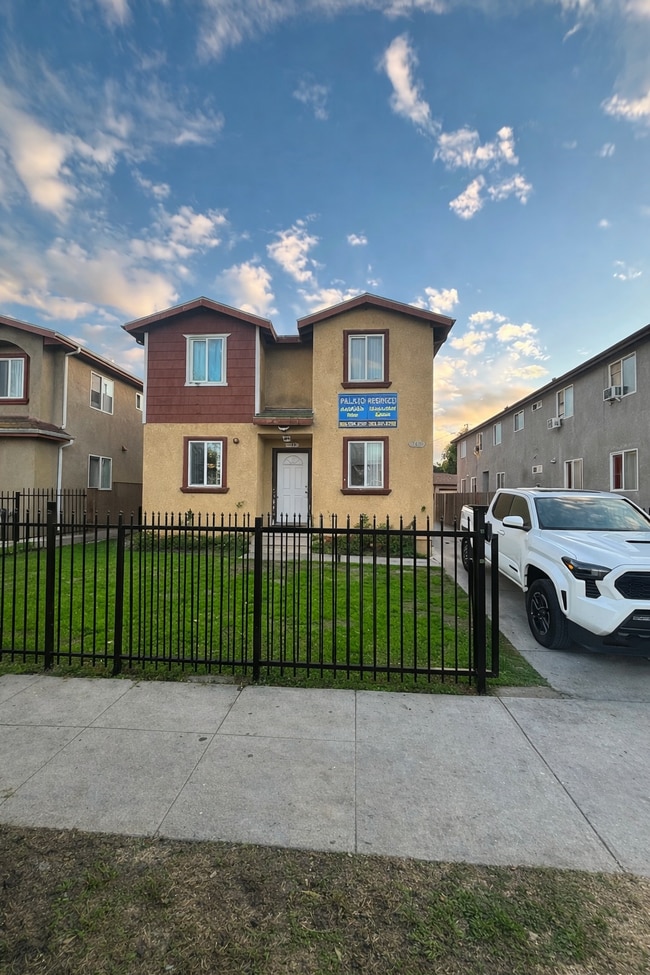 property at 160 W 52nd St