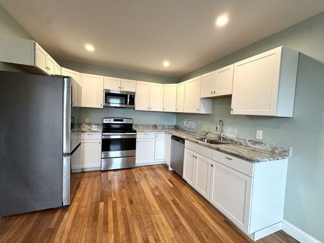 131 Cabot St in Beverly, MA - Building Photo - Building Photo