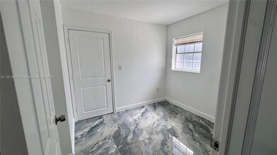 2731 NW 100th St in Miami, FL - Building Photo - Building Photo