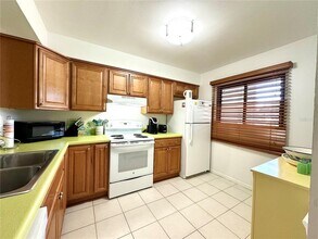 5216 Lake Village Dr in Sarasota, FL - Building Photo - Building Photo