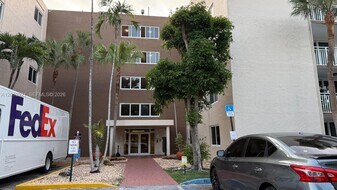 6940 Miami Gardens Dr in Hialeah, FL - Building Photo