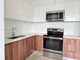 924 Marseille Dr in Miami Beach, FL - Building Photo
