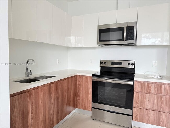property at 924 Marseille Dr