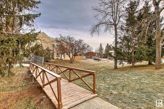 4 C Callingwood Ct NW in Edmonton, AB - Building Photo - Building Photo
