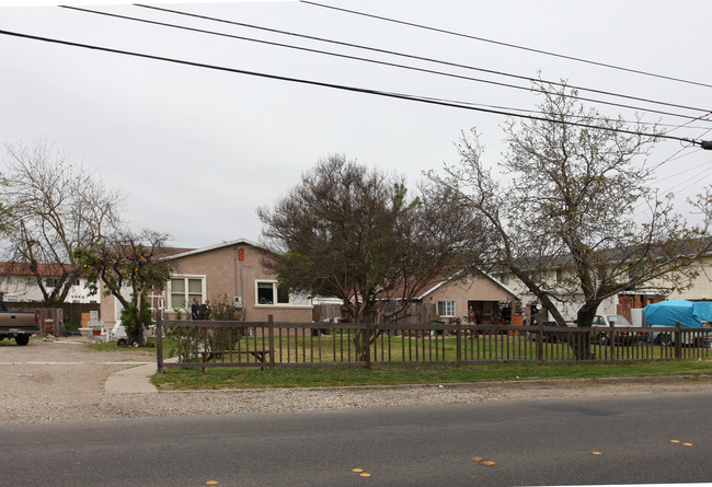 1221-1235 N Olive Ave in Turlock, CA - Foto de edificio - Building Photo