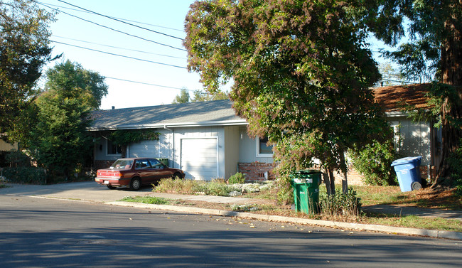 1083-1085 Fulkerson St in Santa Rosa, CA - Foto de edificio - Building Photo