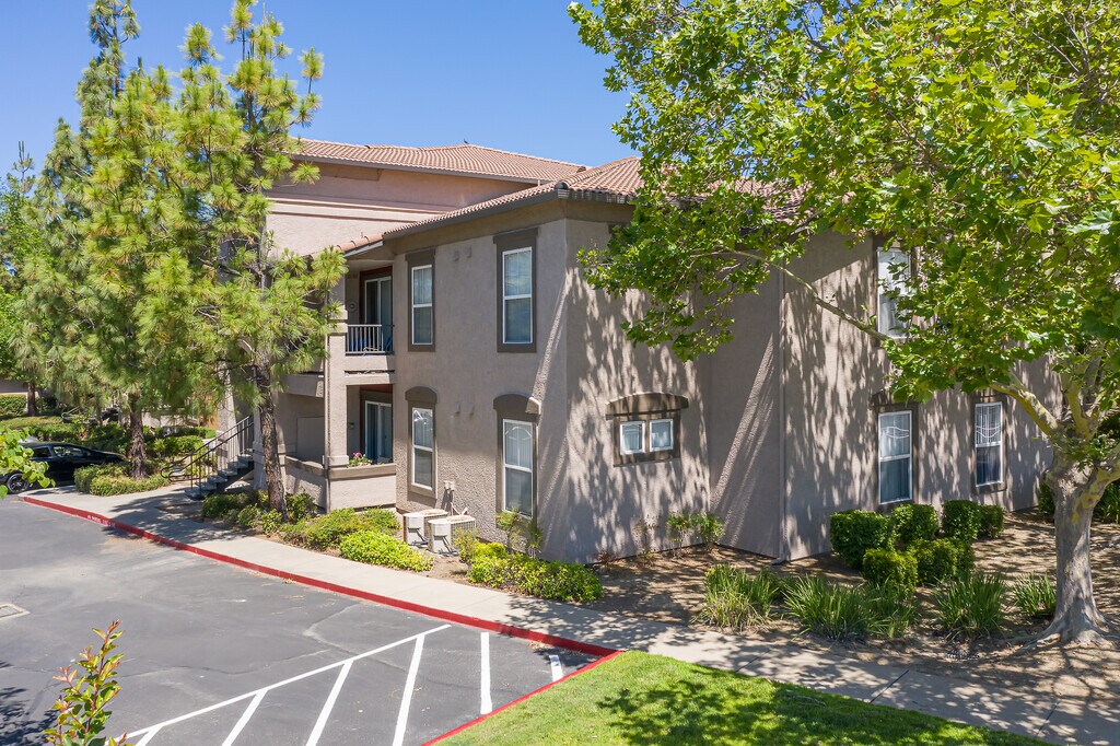 Crocker Oaks Apartments in Roseville, CA