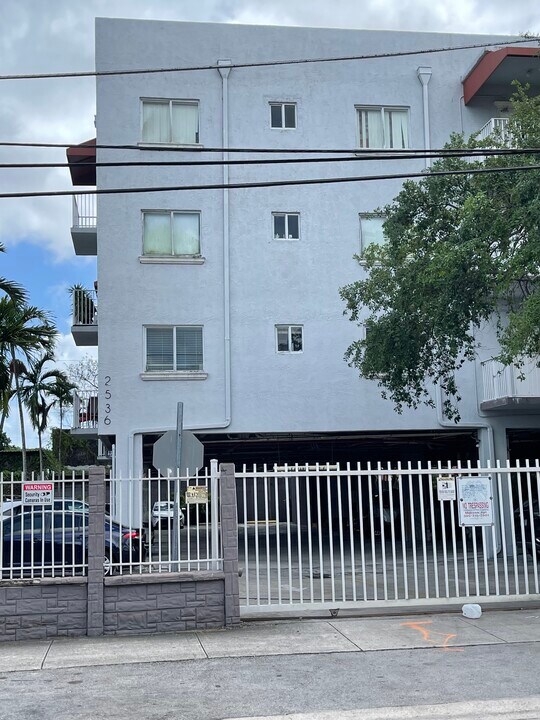 2436 SW 24th St in Miami, FL - Foto de edificio