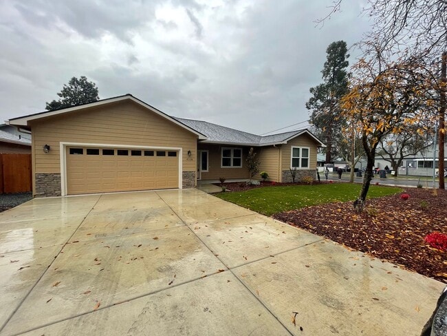 410 4th St in Phoenix, OR - Foto de edificio - Building Photo