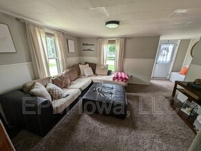 608 8th Ave SW in Independence, IA - Building Photo - Building Photo