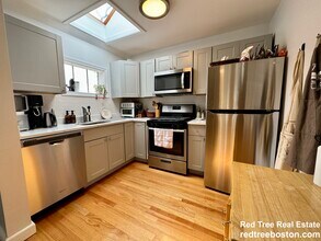 72 Windsor Rd, Unit 1 in Brookline, MA - Building Photo - Building Photo