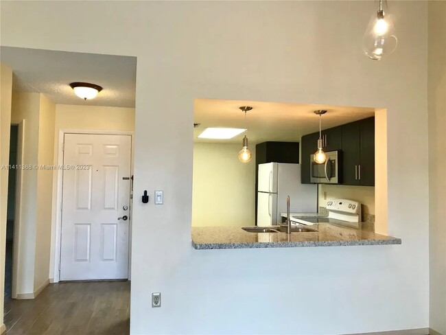 485 SW 113th Way in Pembroke Pines, FL - Building Photo - Building Photo