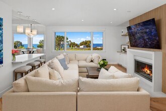 555 Amphitheatre Dr in Del Mar, CA - Foto de edificio - Building Photo
