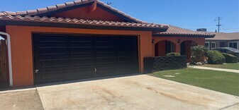 2318 Hasti Acres Dr in Bakersfield, CA - Building Photo
