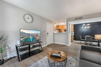 950 Seven Hills Dr, Unit Love Henderson Place in Henderson, NV - Building Photo - Building Photo
