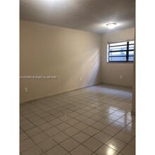 5960 W 25th Ct in Hialeah, FL - Foto de edificio - Building Photo