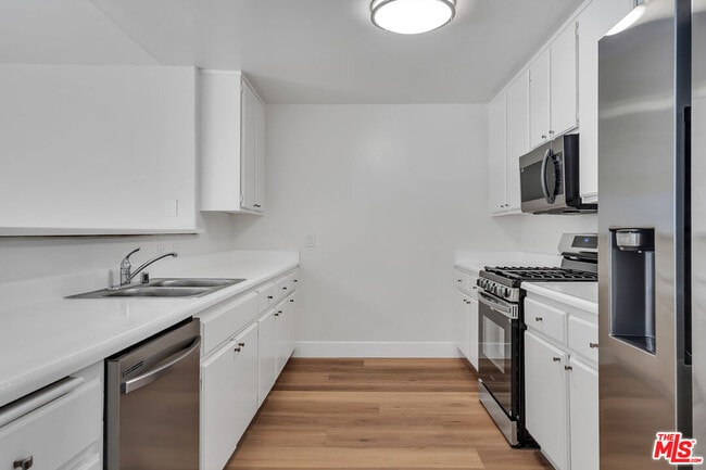 2050 S Bentley Ave in Los Angeles, CA - Building Photo - Building Photo