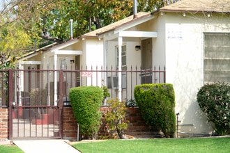 229 E Elmwood Ave in Burbank, CA - Building Photo - Building Photo