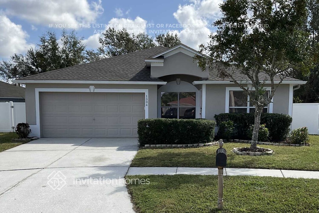 1304 Cedar Rock Pl in Brandon, FL - Building Photo