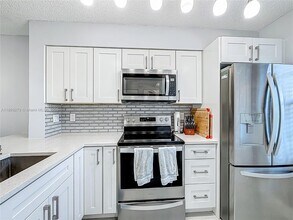 2228 N Cypress Bend Dr in Pompano Beach, FL - Building Photo - Building Photo