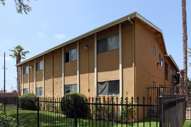 111 E Wakefield Ave in Anaheim, CA - Foto de edificio - Building Photo