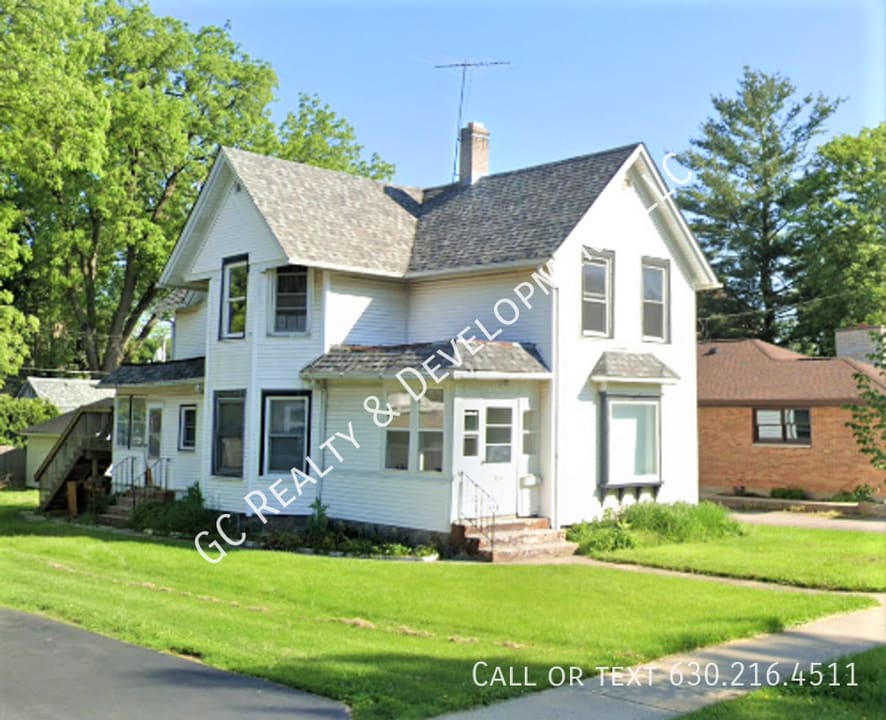 132 S McHenry Ave in Crystal Lake, IL - Foto de edificio