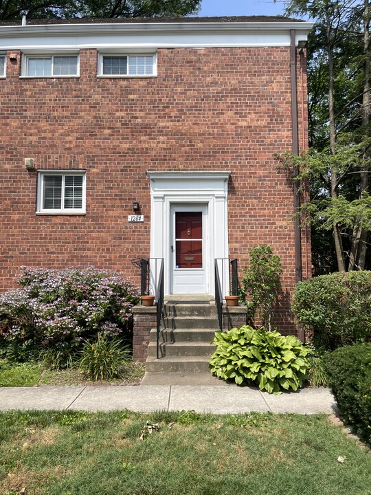 1264 Martha Custis Dr in Alexandria, VA - Building Photo