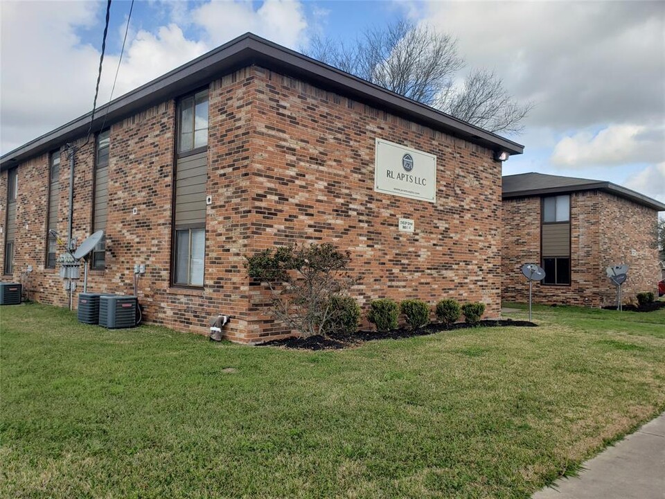 2135 8th St in Hempstead, TX - Foto de edificio