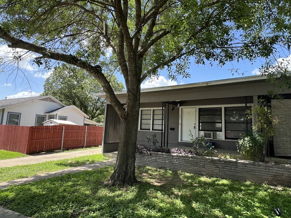233 Arvin Dr in San Antonio, TX - Building Photo