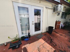 2210 SW 89th Ct in Miami, FL - Building Photo