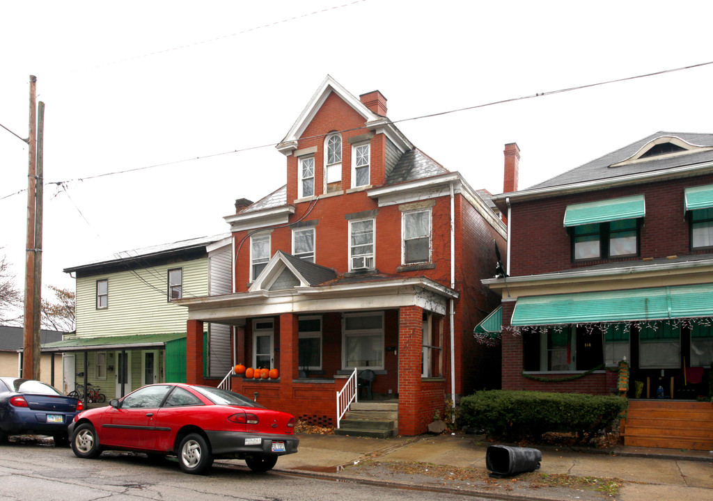 140 W 4th St in East Liverpool, OH - Foto de edificio