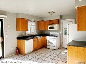 5102 Franklin Park Dr in Sterling Heights, MI - Building Photo - Building Photo