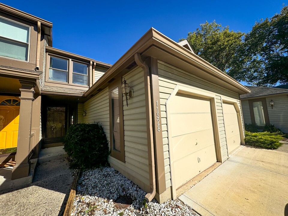 11528 Sunset Cove Ln in Indianapolis, IN - Foto de edificio