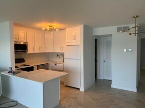 2936 Lake Shore Dr in West Palm Beach, FL - Building Photo - Building Photo