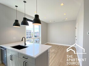 1051 W Cornelia Ave, Unit 402 in Chicago, IL - Building Photo - Building Photo