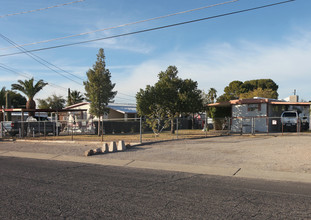 Redwood Park in Tucson, AZ - Foto de edificio - Building Photo