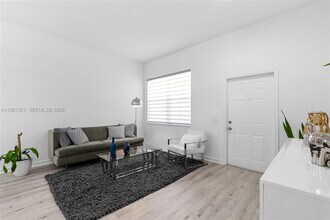 625 Bald Cypress Rd in Weston, FL - Foto de edificio - Building Photo