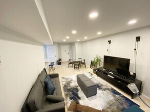 5340 Holmes Run Pky, Unit Room 1 in Alexandria, VA - Building Photo - Building Photo