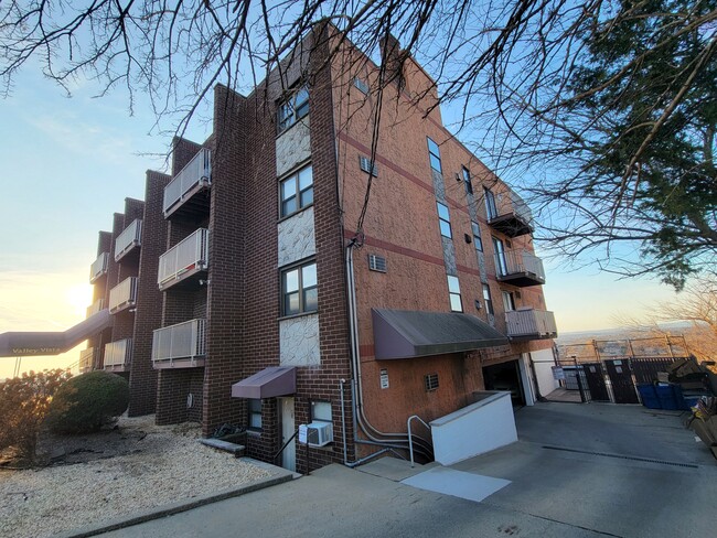 201 12th St, Unit 7 in Palisades Park, NJ - Foto de edificio - Building Photo