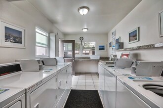 837 Amigos Way in Newport Beach, CA - Foto de edificio - Building Photo