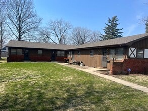 609 Denver St, Unit B in Lincoln, IL - Foto de edificio - Building Photo