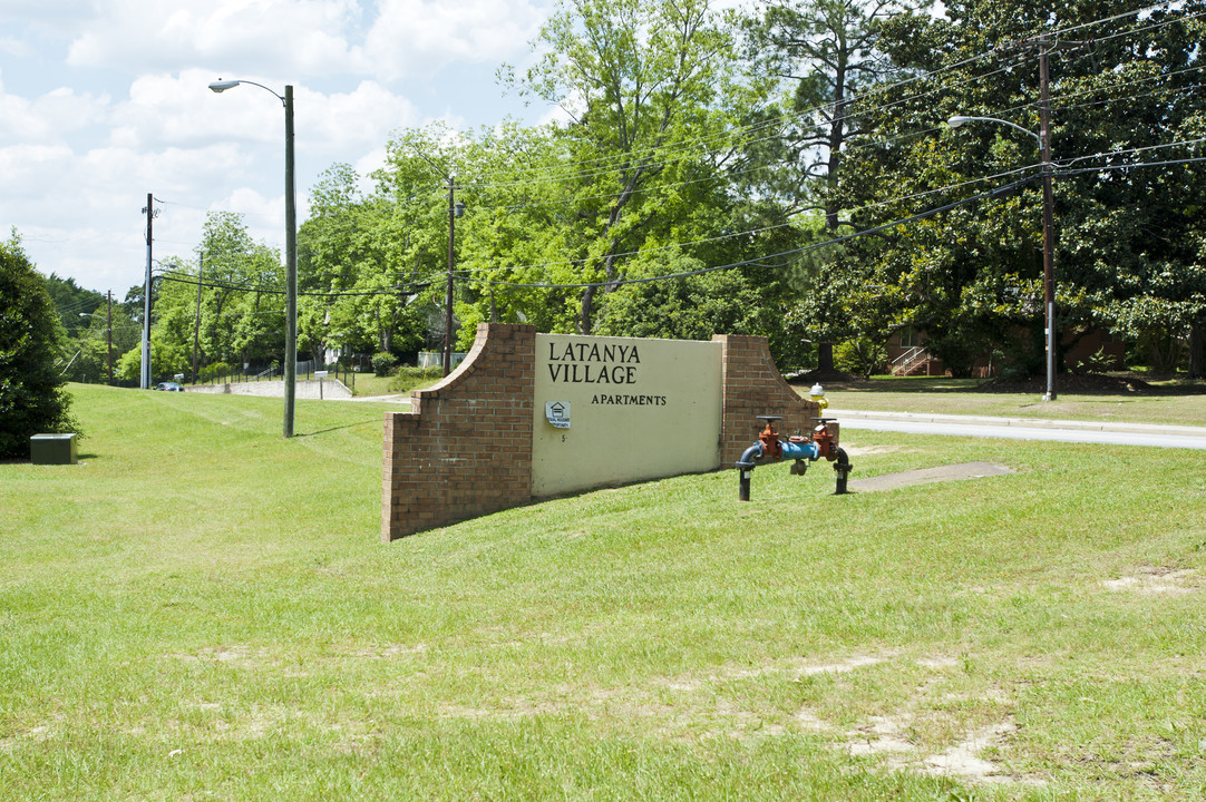 Latanya Village in Macon, GA - Foto de edificio