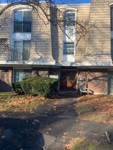 1166 Middle Tpke W, Unit 1166 in Manchester, CT - Foto de edificio - Building Photo