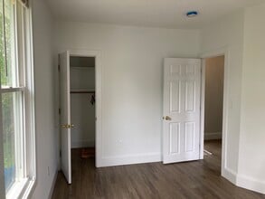 18 Gaugh St, Unit #3 in Easthampton, MA - Foto de edificio - Building Photo