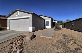 1312 W Calle Libro Del Retrato in Sahuarita, AZ - Building Photo