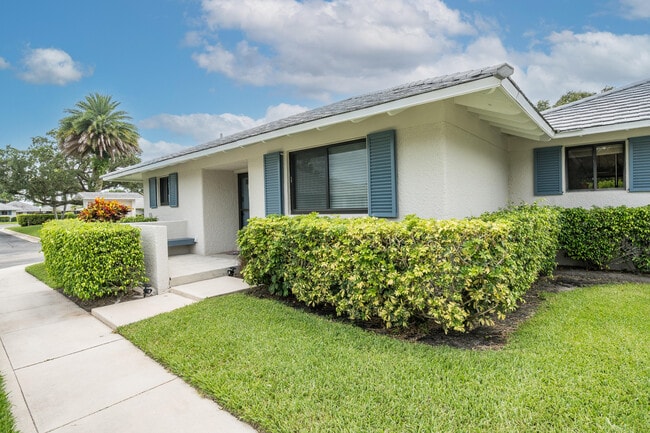 101 Club Dr in Palm Beach Gardens, FL - Building Photo - Building Photo